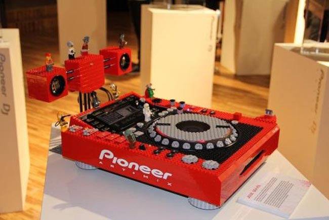 Pioneer-Lego-DJ-Turntable_1.jpg